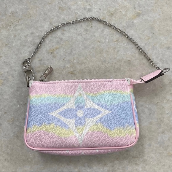 Louis Vuitton Handbags - Louis Vuitton LV escale mini pochette ✨